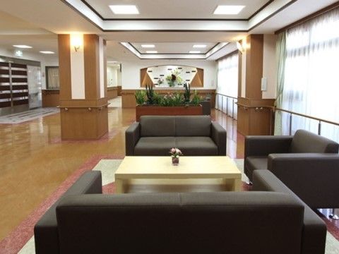 サニーライフ湘南藤沢のロビー。エントランスすぐにございますのでご来訪者様のお出迎えにお使いいただけます。
