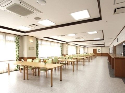 サニーライフ湘南藤沢の食堂。大きな食堂に通路幅も大きいので車いすでも安心してご利用いただけます。