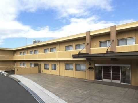 サニーライフ湘南藤沢の外観。周辺は穏やかな起伏ある町並みとなっていてゆっくりとした時間が過ごせます。