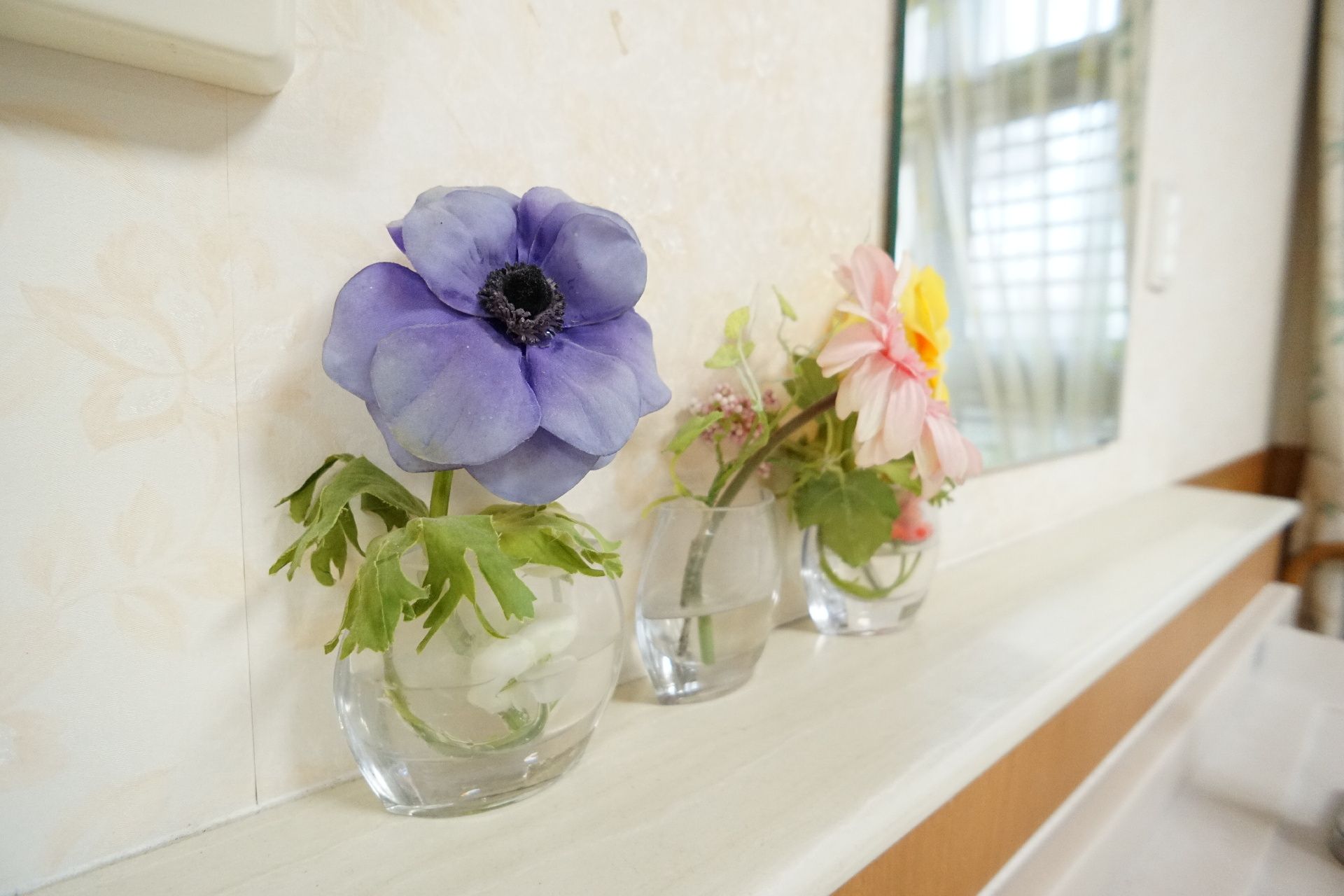 紫とピンクの花が飾られている飾り物