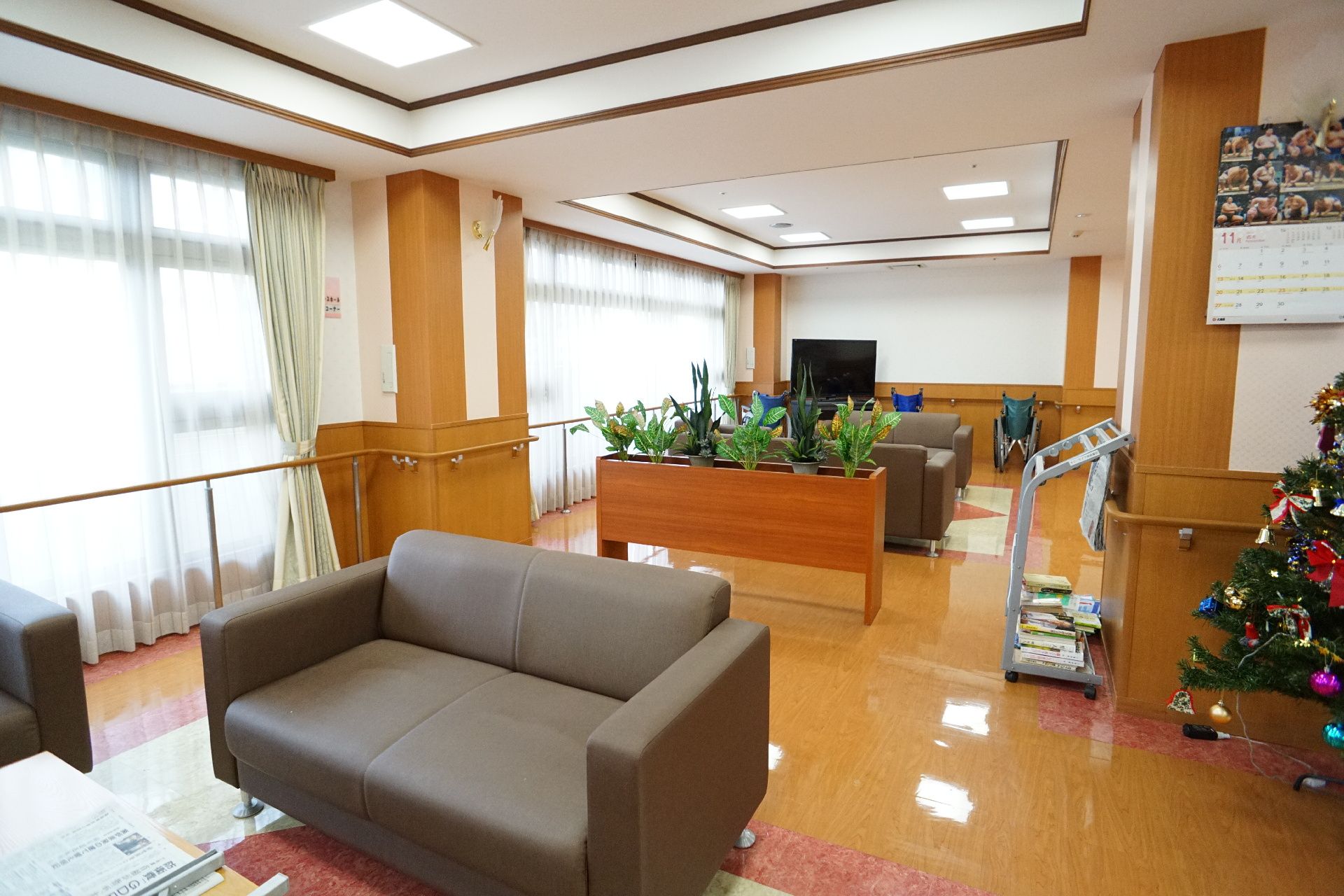 茶色いソファーとテレビが置かれている共有スペース