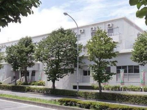 荏田やわらぎ苑の外観。住宅街に立地する、大きくしっかりとした介護設計の建物です。