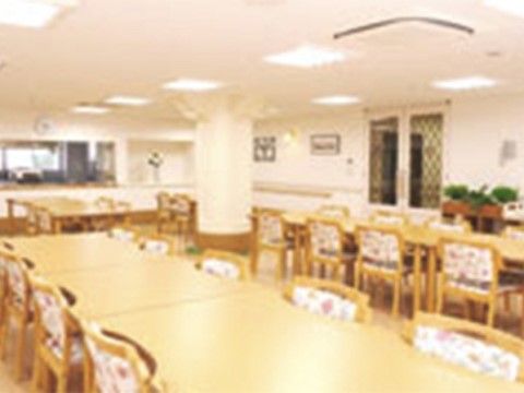 荏田やわらぎ苑の食堂。明るく清潔感のある広い食堂でお食事いただいております。