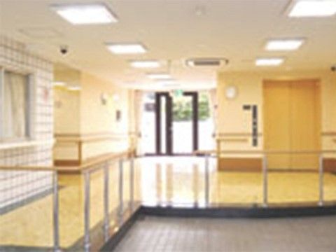 荏田やわらぎ苑のホール。明るくきれいなホールが皆様をお出迎えいたします。