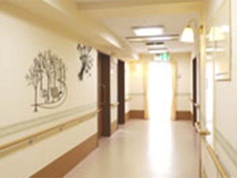 荏田やわらぎ苑の廊下。館内はバリアフリー設計となっておりますので、日々の生活を楽にお過ごしいただけます。