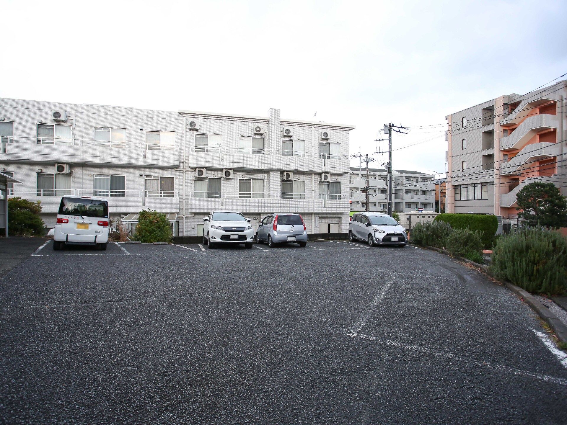 車椅子の人でも楽に移動できるように段差を排除した介護施設の外観