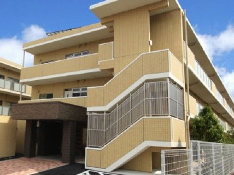 サニーライフ綾瀬弐番館の外観。きれいな外観の当ホームは自然を感じる閑静な住宅街に立地し静かな時間を過ごせます。