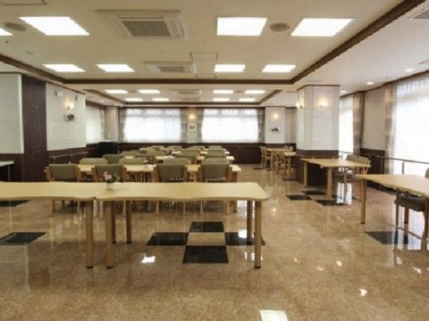 サニーライフ綾瀬弐番館の食堂。車いすの方も使えるテーブルと通路の幅を確保し、快適にお食事が行えるようになっております。