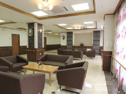 サニーライフ綾瀬弐番館のホール。居やすさを考えたソファーセットのこちらは、入居者様とご面会者様の時間を優雅に流してくれます。