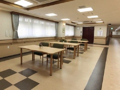 サニーライフ綾瀬弐番館の談話コーナー。広い通路を取り入れたこちらのスペースは、車いすの利用者様も気軽にお使いいただけます。