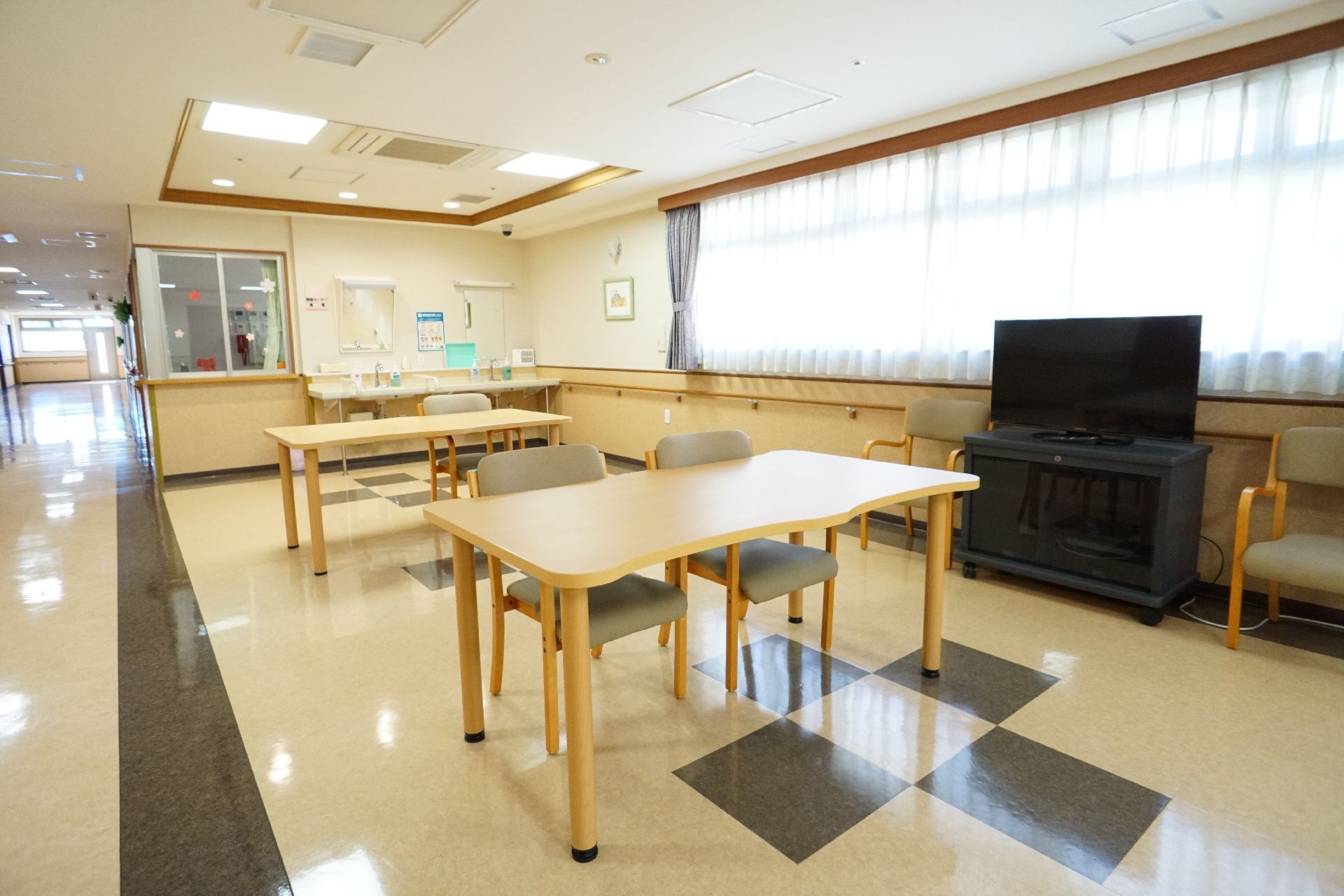 小さなテーブルと椅子が置かれている食堂