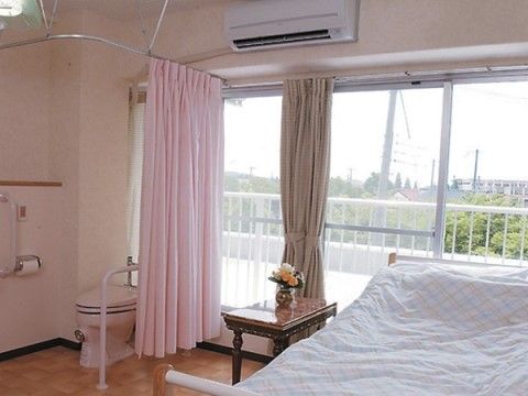 サニーライフ神戸の居室。窓からは緑広がる景色を個室で堪能していただけます。