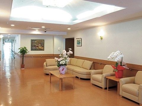 サニーライフ神戸のロビー。明るく優しい空間がお出迎えします。