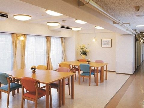 サニーライフ神戸の談話コーナー。カラフルな一角は会話を弾ませます。