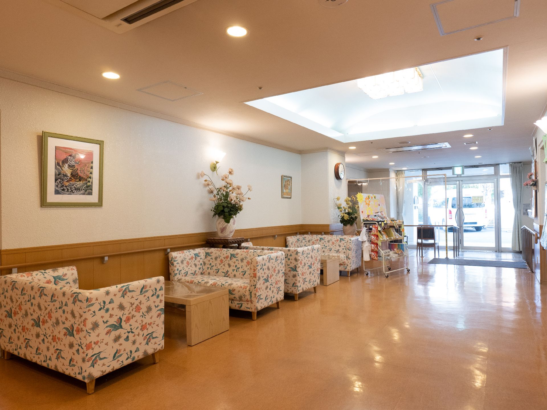 段差が解消され、入居者の下駄箱が設置されている玄関