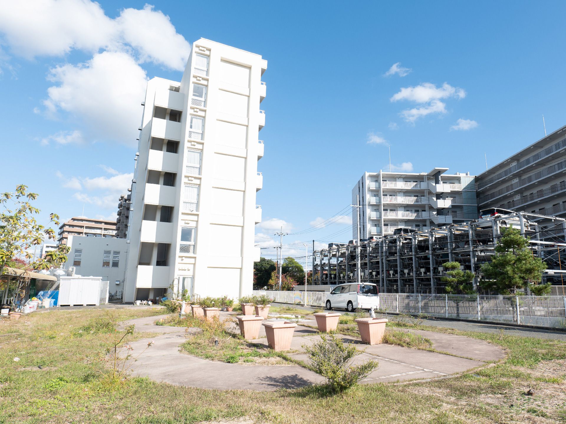 施設の周辺にある整備された庭