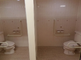 バリアフリー対応の清潔なトイレ空間
