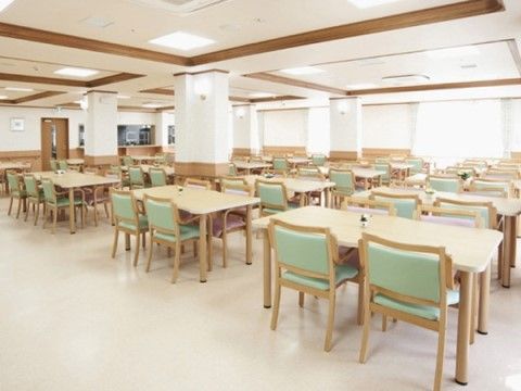 サニーライフ仙台宮城野の食堂。大きな食堂は大勢で楽しくお食事いただけます。