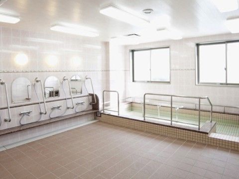 サニーライフ仙台宮城野の浴室。広いスペースや手すりの完備など、気軽に・手軽にご入浴いただけます。