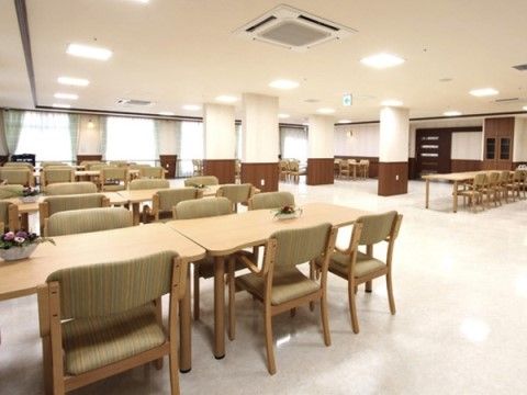 サニーライフ茂庭台の食堂。車いすでもご利用いただけるテーブルや広い通路、大勢で賑やかにお食事いただける食堂は食事が楽しみになります。