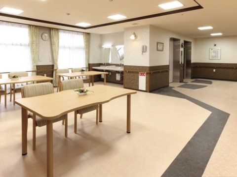 サニーライフ茂庭台の談話コーナー。通路に併設されたこちらのコーナーは入居者様同士の憩いの場となっております。