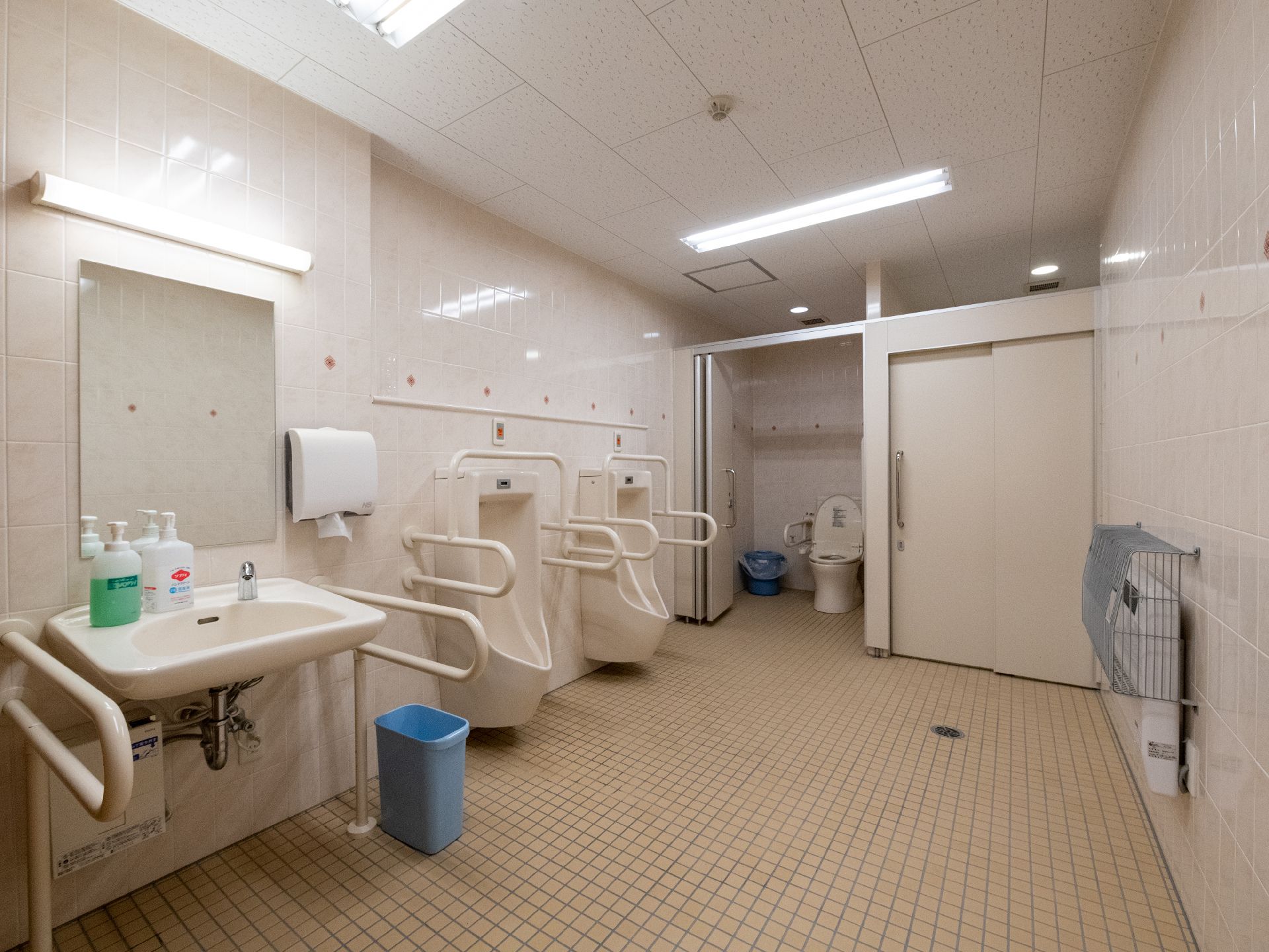 手すりがついた男性用のトイレ