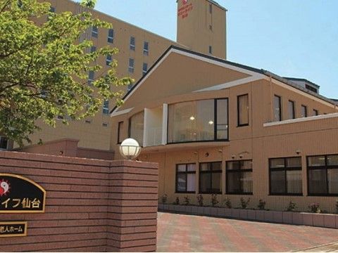 サニーライフ仙台の外観。来訪者が見える設計は入居者様の出入りも安心。