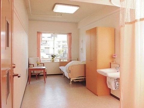 サニーライフ仙台の居室。暖色豊かな内装デザインは個人の時間を穏やかにしてくれます。