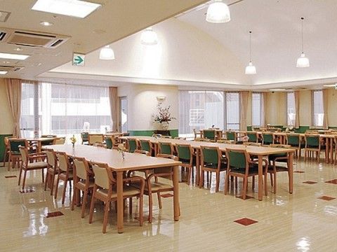 サニーライフ仙台の食堂。広々としたスペースを活かした食堂で移動も楽にできます。