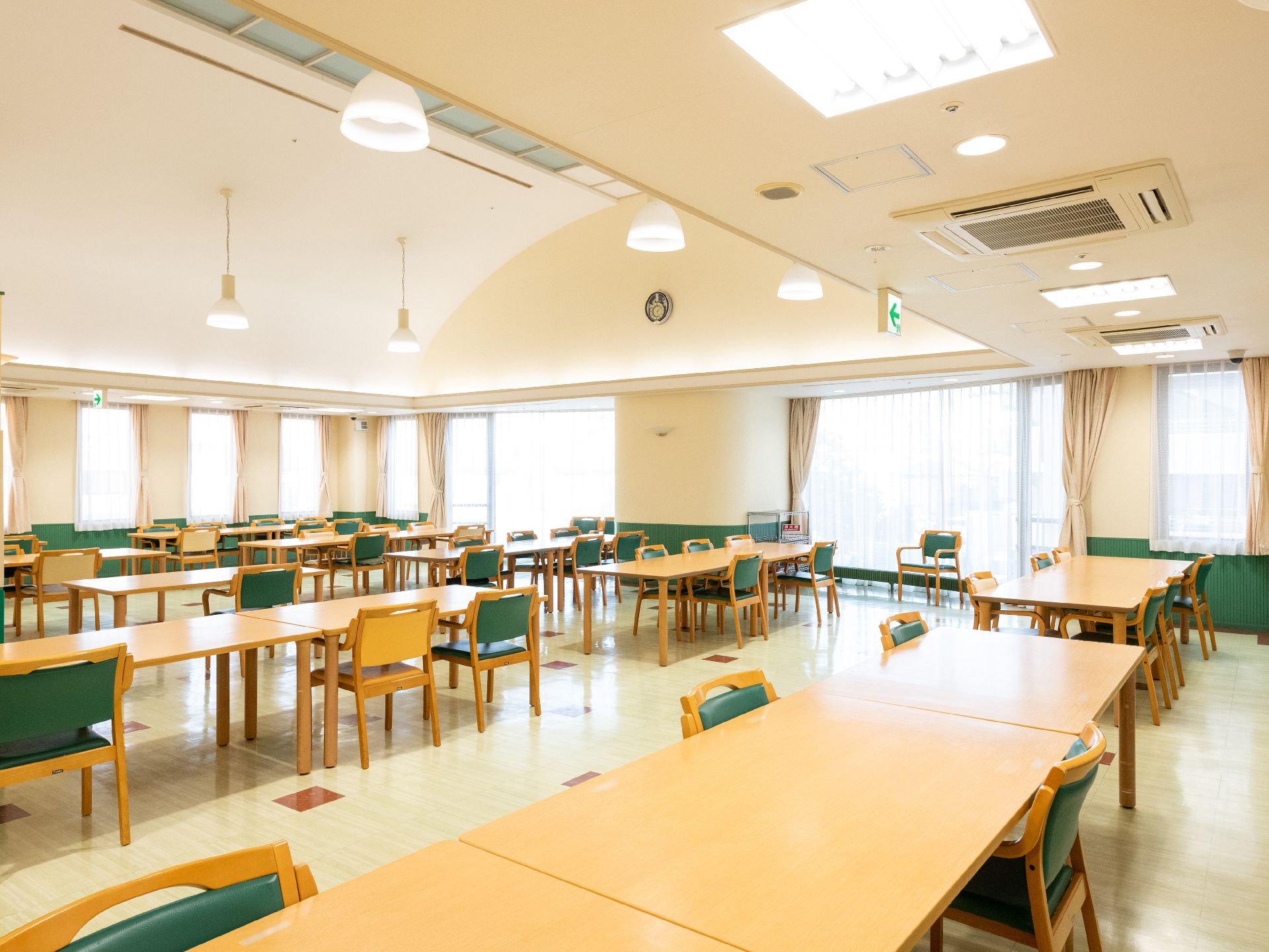 たくさんの方が利用できる広い食堂
