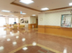 介護施設の明るいエントランスホール