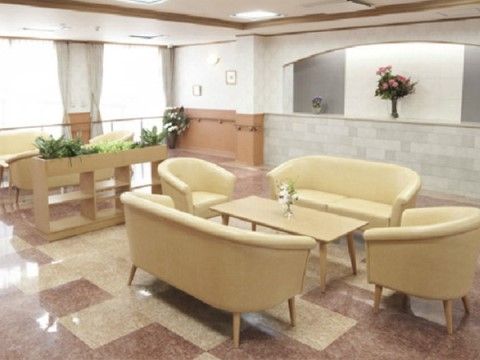 サニーライフ仙台青葉のホール。大きなソファーでゆっくり談話。