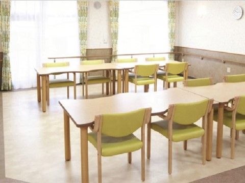 サニーライフ仙台青葉の談話コーナー。彩色インテリアで楽しい時間。