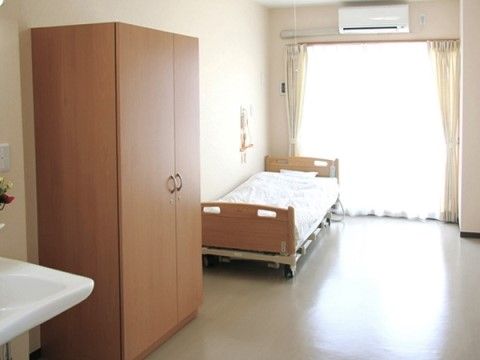 サニーライフ富士の居室。太陽光を取り込める窓と清潔感のある完全個室は自分の時間をしっかり支えてくれます。