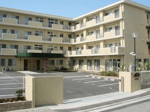 サニーライフ富士の外観。近くの県道からは富士山が見える閑静な住宅街に立地しており、ゆっくりとした日々が過ごせます。