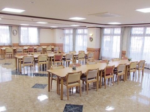 サニーライフ富士の食堂。沢山の日光が感じられる設計の食堂は、とても明るくお食事を楽しくしてくれます。