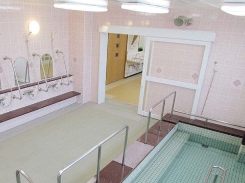 サニーライフ富士の浴室。介護向けの設計で気軽にご入浴いただけます。