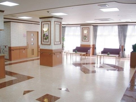 サニーライフ富士のホール。明るく開放的な空間でゆっくりできます。