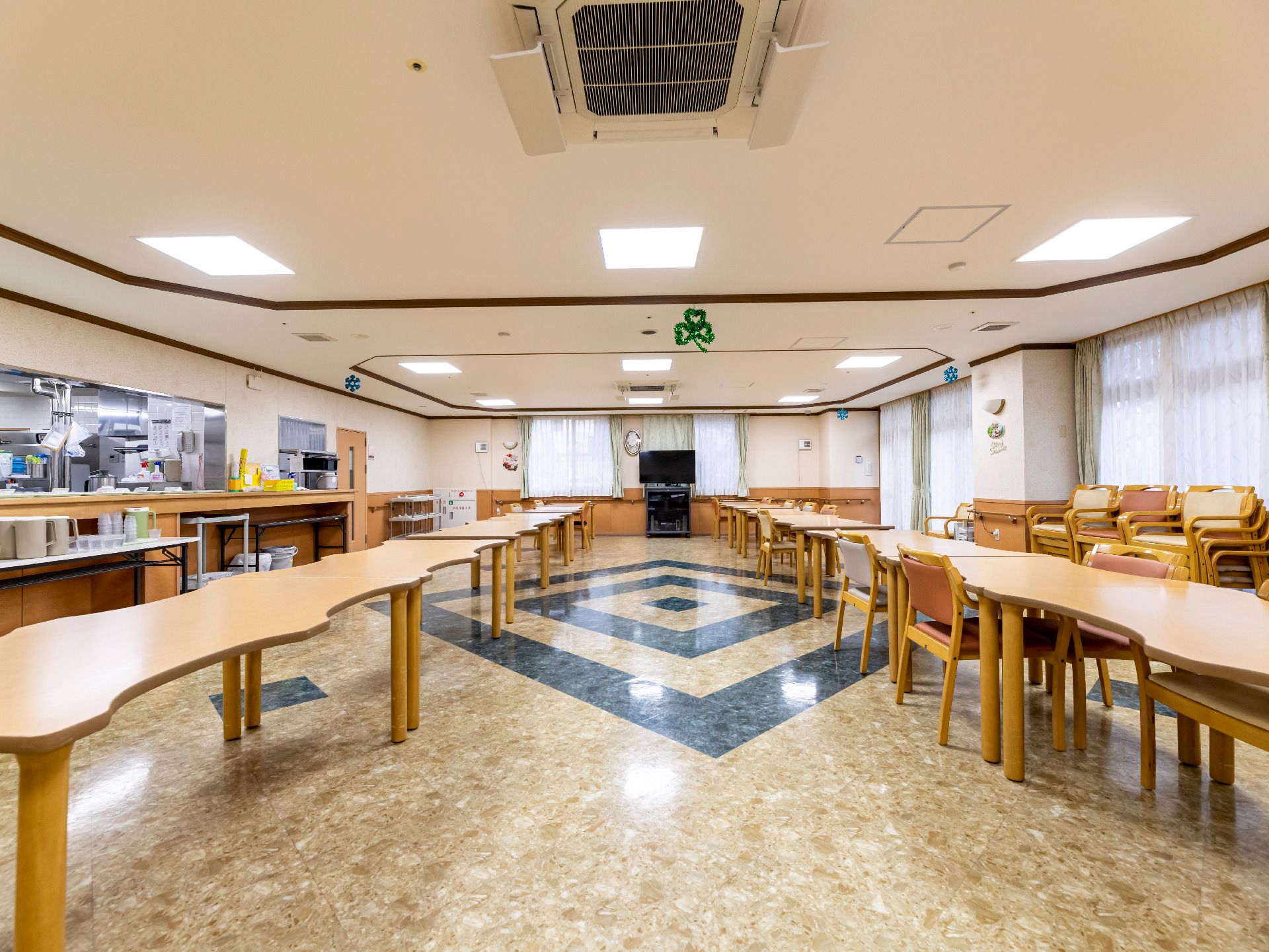 厨房が併設された食堂