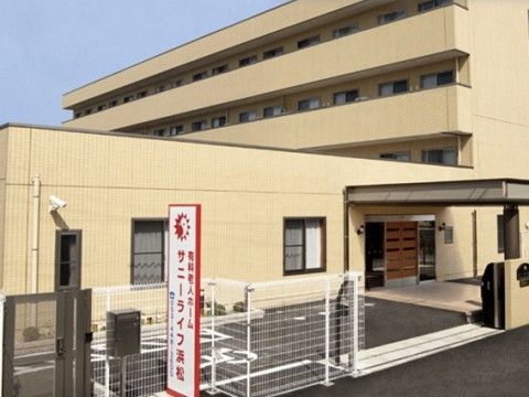 サニーライフ浜松の外観。川沿いの閑静な住宅地に立地しています。建物も明るくエントランスに車を乗入れられるので、雨に濡れる心配もありません。