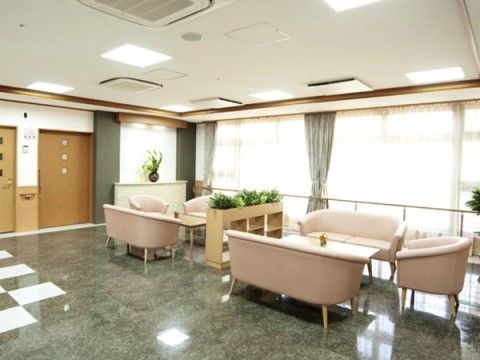 サニーライフ浜松のホール。大きな窓に大きなソファーセットは心地よく、入居者様の親睦を深めるサポートをします。