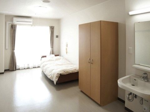 サニーライフ浜松の居室。自分の時間を優雅に使える完全個室となっております。日光も気持ちよく、快適な日々をお過ごしください。