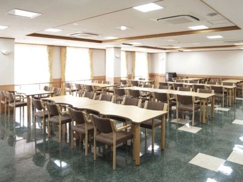 サニーライフ浜松の食堂。車いすでも利用可能なテーブルに加え、幅の広い通路で快適に利用できます。