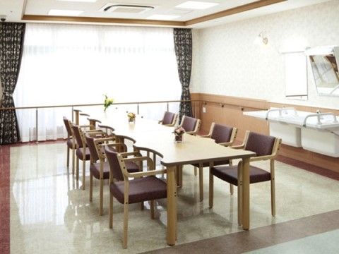 サニーライフ浜松の談話コーナー。奥壁一面のからの日光は心地よい時間を過ごせます。