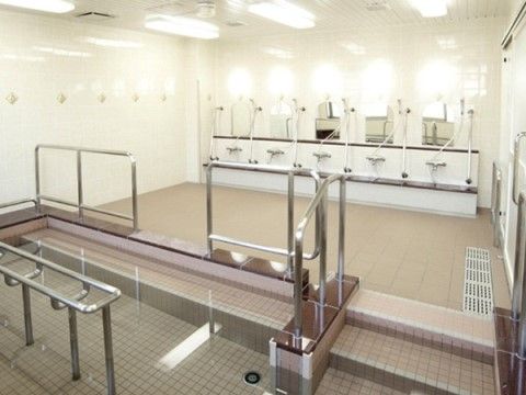 サニーライフ浜松の浴室。洗い場が広く、介護をしながらの入浴が快適です。