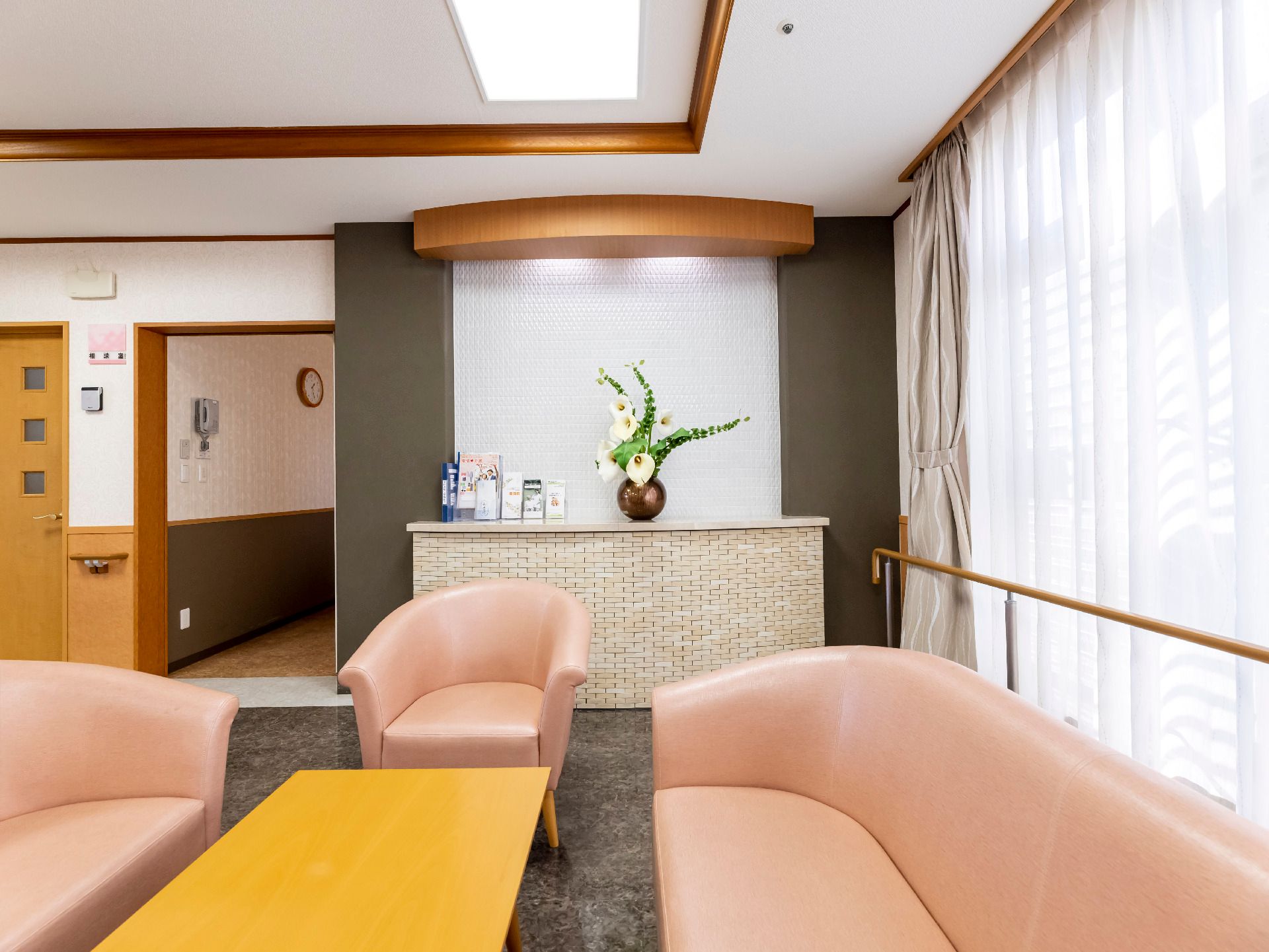 手すりが設置された、車椅子の入居者に配慮された廊下