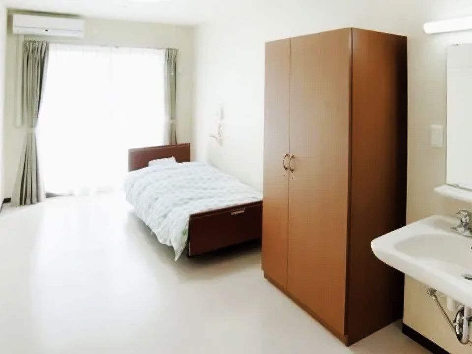 サニーライフ浜松の居室。自分の時間を優雅に使える完全個室となっております。日光も気持ちよく、快適な日々をお過ごしください。