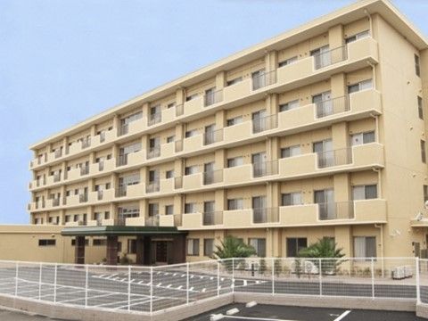 サニーライフ沼津の外観。オシャレでしっかりとした設計、きれいなエントランスが魅力の建物です。