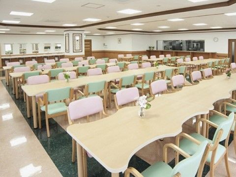 サニーライフ沼津の食堂。大勢で食べるお食事は楽しく、毎日が豊かになります。