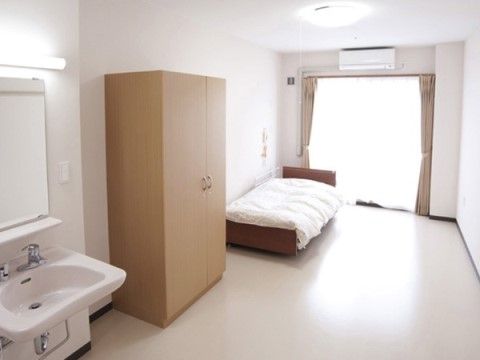 サニーライフ沼津の居室。明るい完全個室は一人の時間を一層有意義にしてくれます。